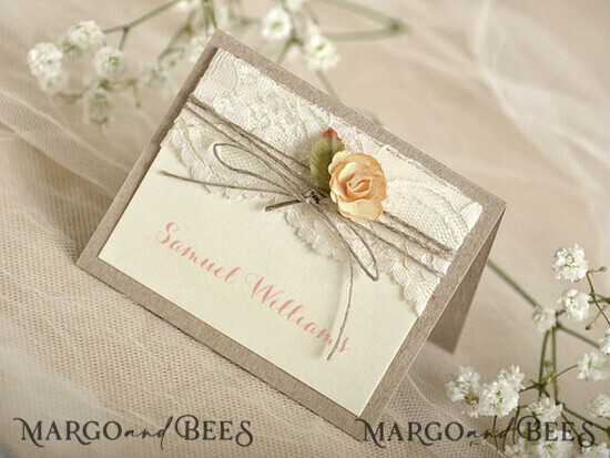 PLATZKARTEN / TISCHKARTEN  
 rustikal und Spitze Elegante Eco-Braune Hochzeitsplatzkarten mit floralem Dekor, Elfenbein Hochzeit Namensschilder mit natürlichem Garn und Ecru-Spitze, Rustikale Hochzeitsstationery, Bearbeitbarer Text 66/rus/w
