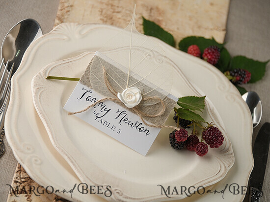 PLATZKARTEN / TISCHKARTEN  
 rustikal und Spitze Elegante Eco-Braune Hochzeitsplatzkarten mit weißer Rose, elfenbeinfarbene Hochzeitsnamensschilder mit braunem Jute-Zwirn und getrocknetem Blatt, rustikale Hochzeitsstationery, bearbeitbarer Text. 116/rus/w