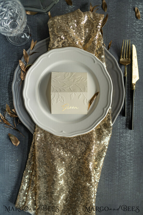PLATZKARTEN / TISCHKARTEN  
 Luxus Premium Glitzer/ Gold/ Silber/ Roségold Elegante geprägte elfenbeinfarbene Hochzeitsplatzkarte mit goldener Schrift, zarte Namensschilder, romantische elfenbeinfarbene Hochzeitsstationery, luxuriöse Hochzeitsplatzkarten aus echtem Goldfolie. 1/wln/W