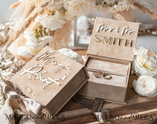 RINGTRÄGERBOXEN & KISSEN Samtkästchen für den Trauungszeremonie Beige Pink Goldene Samt Hochzeitsringbox für die Zeremonie, Ringbox für die Hochzeitszeremonie 3 Ringe Samt, Boho Glam Hochzeitsringboxen für ihn und sie, Luxus Samt Ringbox doppelt in benutzerdefinierten Farben. 01/velGPx/Wrbox