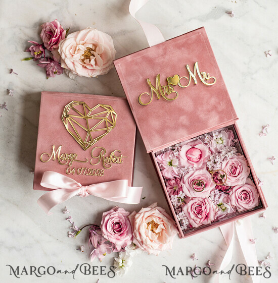 RINGTRÄGERBOXEN & KISSEN Samtkästchen für den Trauungszeremonie Hochzeitsringkissen • Personalisierte Ringträgerkissen • Individuelles Hochzeitsringträgerkissen Elegante maßgefertigte Samt-Hochzeitsringbox, Luxuriöse gravierte Box für Ringe oder Bänder personalisiert, Samt-Ringbox mit Blumen und goldener Schriftzug 10/velGPx/Wrbox