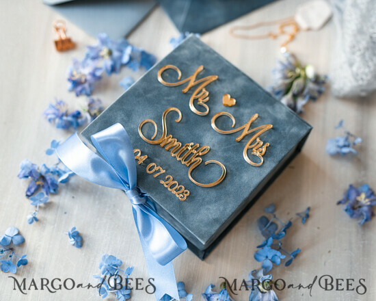 RINGTRÄGERBOXEN & KISSEN Samtkästchen für den Trauungszeremonie Staubblauer goldener Samt-Ringbox für die Zeremonie, Ringbox für die Hochzeitszeremonie 3 Ringe Samt, Boho Glam Hochzeitsringboxen für ihn und sie, luxuriöse Samt-Ringbox doppelt mit maßgeschneiderten Farben. 02/velGPxD/Wrbox