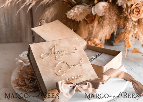 RINGTRÄGERBOXEN & KISSEN Samtkästchen für den Trauungszeremonie Beige goldene Samt-Eheringbox für die Zeremonie, Nude-Ringbox für die Hochzeitszeremonie 3 Ringe Samt, Boho Glam Eheringboxen für ihn und sie, Luxuriöse doppelte Samt-Ringbox in individuellen Farben. 06/ACGoldPG/Wrbox