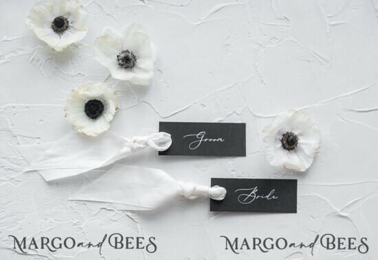 PLATZKARTEN / TISCHKARTEN  
 Romantisches Boho/ Botanisch/ Floral Luxuriöse schwarze Hochzeitstischkarten mit weißem Seidenband, individuell bedruckte elegante schwarze Hochzeitstischkarten, romantische Namensschilder für Ihre Hochzeitstische. 03/CGN/w