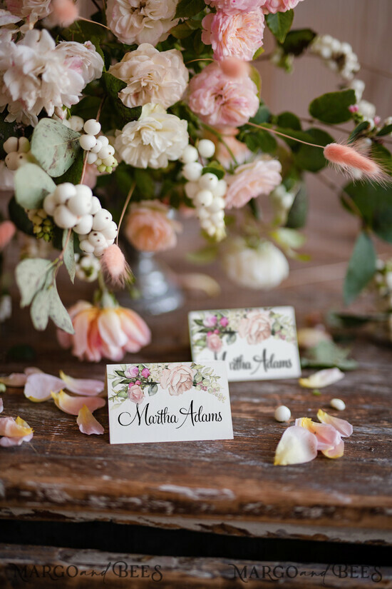PLATZKARTEN / TISCHKARTEN  
 Romantisches Boho/ Botanisch/ Floral Weiße elegante Tischkarten, florale Namensschilder, romantische Hochzeits-Tischkarten, Namensschilder mit pinkem Blumenmuster, botanische Rosen Tischkarten. 01/roses/w