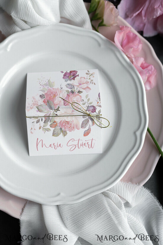 PLATZKARTEN / TISCHKARTEN  
 Romantisches Boho/ Botanisch/ Floral Weiße Blumenplatzkarte mit goldener Schnur, Hochzeitsplatzkarten mit rosa Blumen, romantische Namensschilder, elegante Tischdekoration für die Hochzeit, modernes botanisches Tischnamensschild. 300/ROSEKAL/w