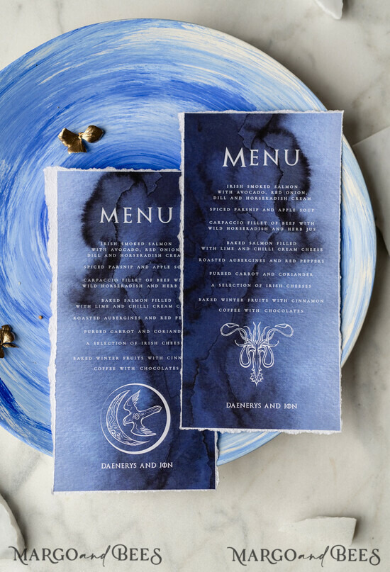 MENÜ & PROGRAMME  
 romantisch Hochzeitsmenükarte inspiriert von Game Of Thrones, elegantes königsblaues und weißes Hochzeitsmenü, maßgeschneidertes Aquarell-Dinner-Menü, handgefertigte Hochzeitsmenükarte mit gezacktem Rand 1/GOT/m