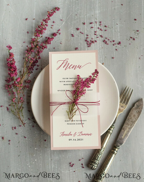 MENÜ & PROGRAMME  
 romantisch Romantisches Ecru- und Blush-Pink-Hochzeitsmenü, elegantes Abendmenü mit Heidekraut, zartes florales Boho-Menü mit Transparentpapier und Schnur, einzigartiges minimalistische Hochzeitsmenü. 01/heather/m