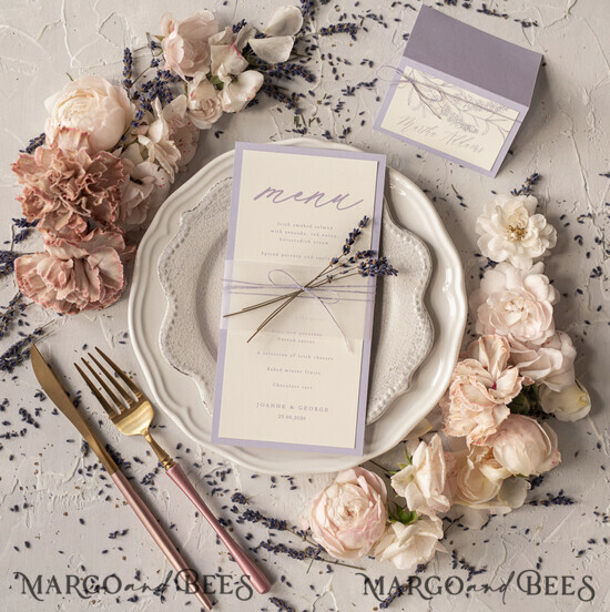 MENÜ & PROGRAMME  
 romantisch Zartes handgemachtes lilafarbenes Hochzeitsmenü, elegante Hochzeitsmenüs mit Lavendel, minimalistische lila Hochzeitsmenükarten mit Pergamin, moderne Dinnerkarte für die Hochzeit 01/lav/m