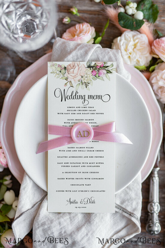 MENÜ & PROGRAMME  
 romantisch Elegante maßgeschneiderte elfenbeinfarbene Hochzeitsmenüs, florale Boho-Hochzeitsmenükarten, rosafarbenes Abendmenü mit pinkem Band und Initialen-Wachssiegel, Bohemian Hochzeits-Tischmenükarten 01/roses/m