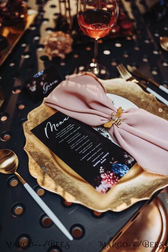 MENÜ & PROGRAMME  
 romantisch Minimalistisches schwarzes Hochzeitsmenü, individuelles bohemian Empfangs-Dinner-Menü, romantisches florales Menü, elegantes schwarzes Hochzeitsmenü, schwarz-weißes Menü, modernes schwarzes Menü. 01/blackflowers/m