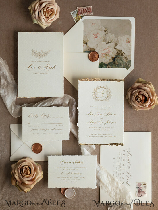 HOCHZEITS EINLADUNGEN moderne Kalligraphie / feine Kunst Elfenbein Gold Hochzeitseinladung, Florale Hochzeitseinladung, Toskana Italienische Einladungskollektion, Kranz Monogramm Hochzeitseinladungskollektion, Zackenrand Einladungen, Zerrissene Kanten Hochzeitseinladungen gold, Feine Kunst Hochzeitseinladungskollektion, Zackenrand Papier. 11/DEsu/z