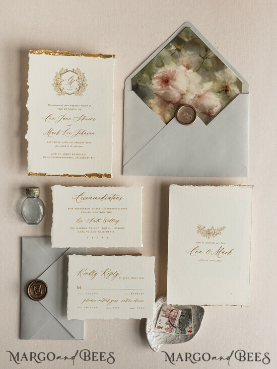 HOCHZEITS EINLADUNGEN moderne Kalligraphie / feine Kunst Prägung aus Elfenbein Gold Hochzeitseinladung, Florale Hochzeitseinladung, Toskana Italien Einladungssuite, Kranz Monogramm Hochzeitseinladungssuite, Fransenrand Einladungen, Zerrissene Kante Hochzeitseinladungen gold, Feine Kunst Hochzeitseinladungssuite, Fransenrand Papier 13/DEsu/z