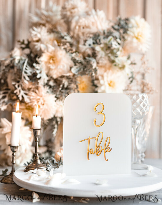 TISCHDEKORATIONSCHILDER   Acryl Tischdekoration Zahlen Acryl gefrorene Tischnummern, frosted Acryl und goldenes Schild, goldene Plexi-Tischnummern, luxuriöse Hochzeits-Tischdekoration, Hochzeitsbeschilderung goldene Spiegel-Tischnummern 01/ACFs/TNa