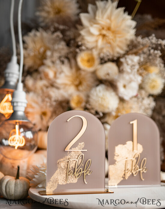 TISCHDEKORATIONSCHILDER   Acryl Tischdekoration Zahlen Acrylbogen Beige Tischnummern, klare Acryl- und goldene Tischnummern, Nude Taupe Gold Plexi Tischnummern, Tan Luxus Hochzeits Tischdekoration, Erdige Hochzeitsbeschilderung. 05/ACGoldPG/TNa