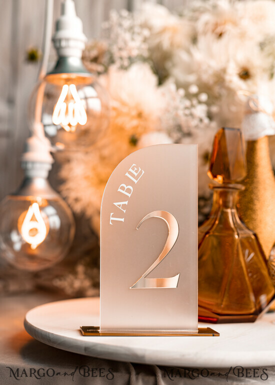 TISCHDEKORATIONSCHILDER   Acryl Tischdekoration Zahlen Acryl gefrorene Tischnummern, frosted Acryl und gold Schild, gold Plexi Tischnummern, luxuriöse Hochzeits Tischdekoration, Hochzeitsbeschilderung goldene Spiegel Tischnummern. 01/FrGoldArch/TN