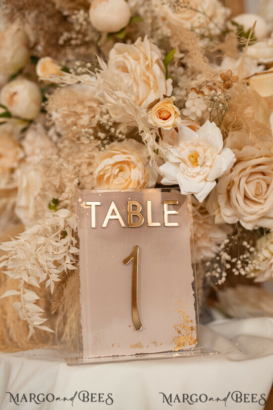 TISCHDEKORATIONSCHILDER   Acryl Tischdekoration Zahlen Acryl Ombre Beige Tischnummern, bemalte Plexi- und Goldtischnummern, Nude Taupe Gold Plexi Tischnummern, Tan Luxuriöse Hochzeits-Tischdekoration, Erdige Hochzeitsbeschilderung 22/ACGoldPG/TNa
