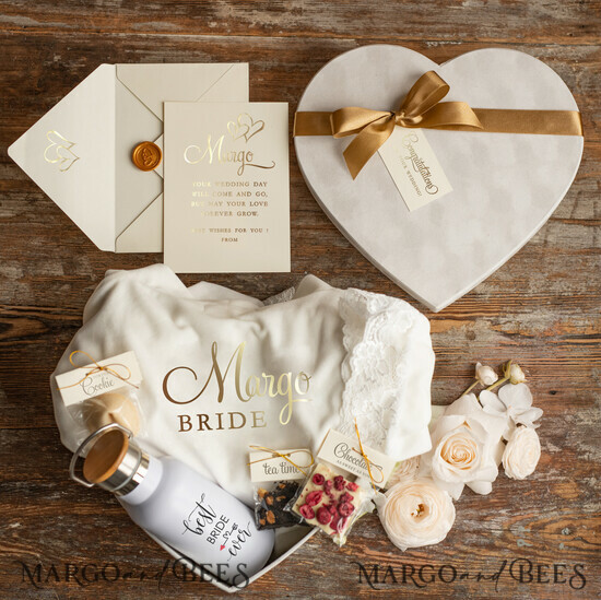 FRISCH VERHEIRATETES PAAR GESCHENKE Brautgeschenke Personalisierte Brautgeschenke Herzbox, Samt weiße Creme Robe, luxuriöse Brautgeschenkbox 1/heartbox/bride