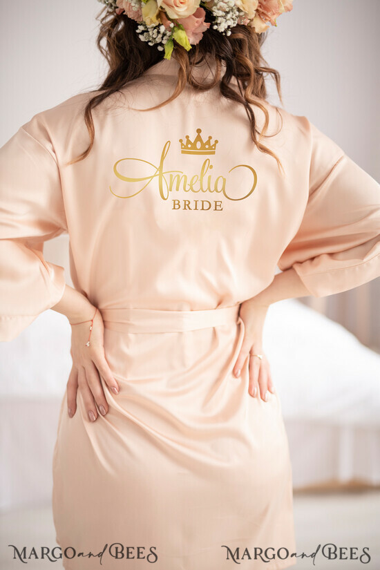 FRISCH VERHEIRATETES PAAR GESCHENKE Brautgeschenke Beige Satin elegante Hochzeitsrobe mit goldener Folienbeschriftung, elegante stilvolle Hochzeitsrobe, Brautparty-Robe 03/SATszl/bride