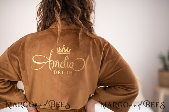 FRISCH VERHEIRATETES PAAR GESCHENKE Brautgeschenke Karamellbeige Hochzeitsrobe für die Braut mit goldfarbener Schriftzug, luxuriöse kupferne Hochzeitsrobe für die Braut. 06/VELszl/bride