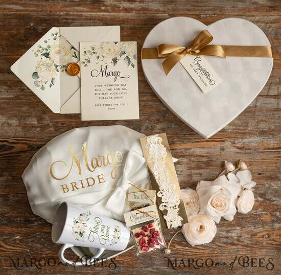 FRISCH VERHEIRATETES PAAR GESCHENKE Brautgeschenke Blumen Gold Hochzeitsgeschenkbox, Satinrobe für die Braut, individuelle Blumenkaffeetasse für die Braut, elegante Hochzeitsstola. 6/heartbox/bride