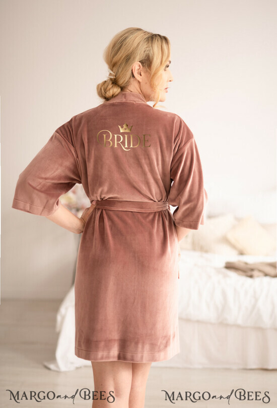 FRISCH VERHEIRATETES PAAR GESCHENKE Brautgeschenke Rose Gold Velvet Hochzeitsrobe, maßgeschneiderte Hochzeitsrobe, Brautgeschenkrobe mit goldener Schrift 02/bride/robe