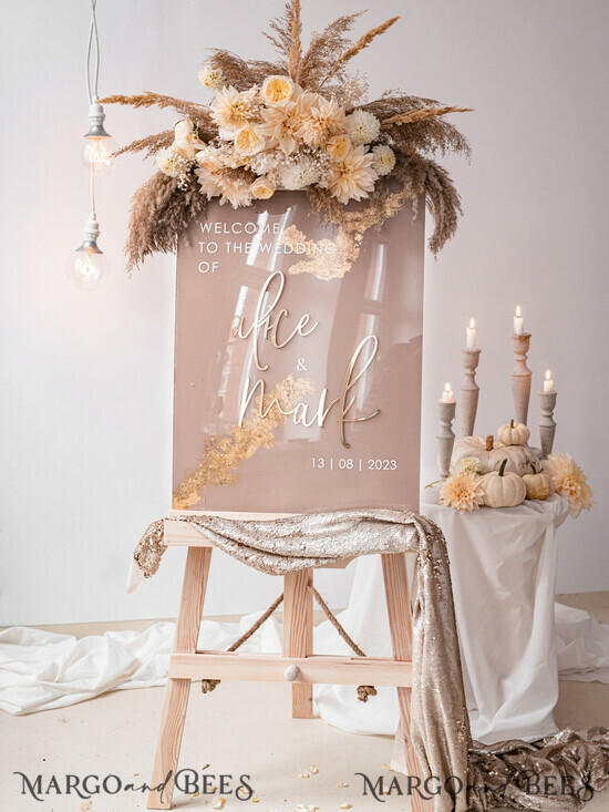TISCHPLÄNE UND WILLKOMMENSCHILDER FÜR HOCHZEITEN Plexi Gold / Samt Acryl Beige Hochzeitswillkommensschild, klares Acryl und goldenes Hochzeitswillkommensschild, nude gold Plexi Hochzeitswillkommensschild, tan Luxus Hochzeitswillkommensschild, erdige Hochzeitsbeschilderung, goldenes Spiegel Hochzeitswillkommensschild. 05/ACGoldPG/Wwsg