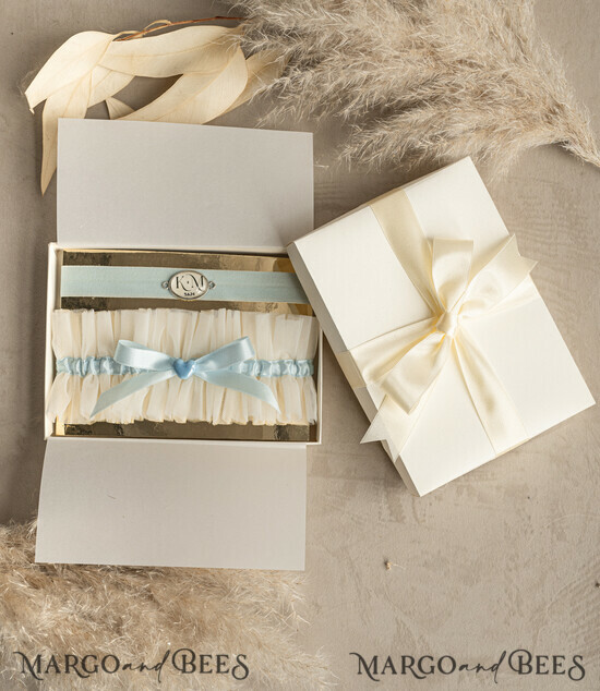 BRAUT Bolero, Kleider, Strumpfband STRUMPFBAND FÜR DIE BRAUT Set aus zwei Strümpfen, personalisierter Hochzeitsstrumpf in Box, etwas blauer Tüllstrumpf & personalisiertes Wurfset, Strumpf für die Braut, Hochzeitsduschen-Geschenk für die Braut, Tüllstrumpfset, Geschenk für die Braut, Wurfstrumpf. 01/grTuLG/GRSet