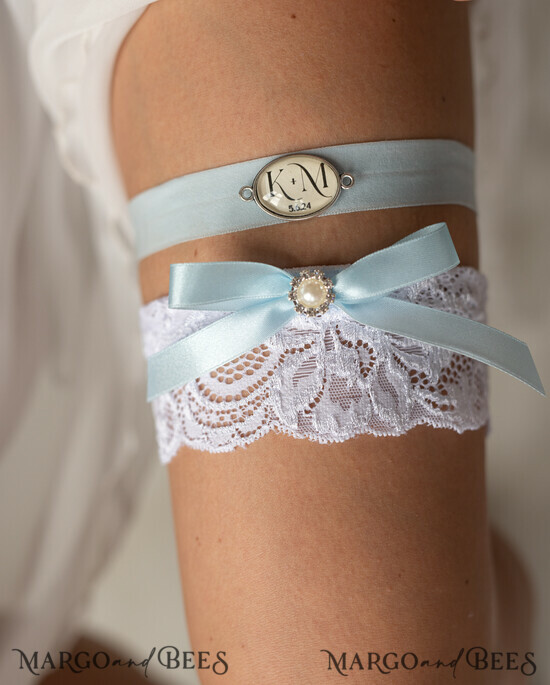 BRAUT Bolero, Kleider, Strumpfband STRUMPFBAND FÜR DIE BRAUT Set von zwei Gürteln, personalisierter Hochzeitsgürtel in Box, etwas blauer Spitzen-Gürtel & personalisiertes Wurf-Set, Gürtel für die Braut, Geschenk zur Hochzeitsfeier für die Braut, weißes Gürtel-Set, Geschenk für die Braut, Wurf-Gürtel. 02/grTuL/GRSet
