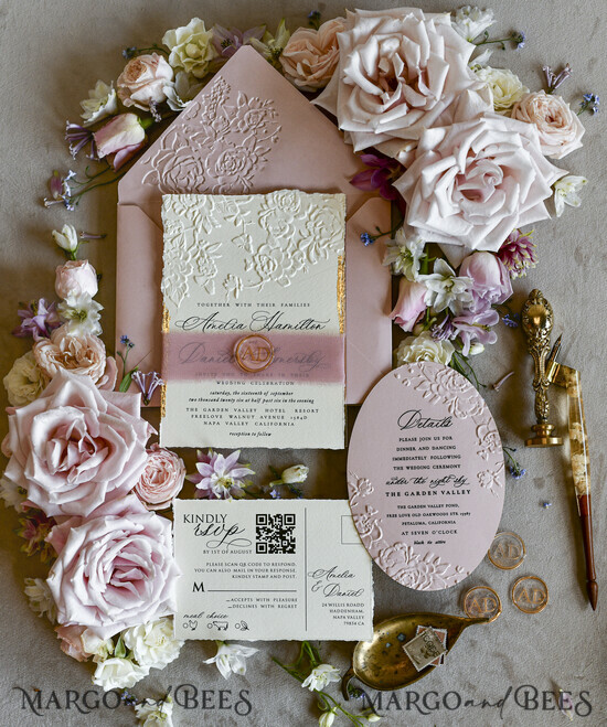 HOCHZEITS EINLADUNGEN geprägte Einladungen Rosa Hochzeitskarten – Prägung mit floralen Motiven, Chiffonband, unregelmäßige Ränder, Wachssiegel 01/emBchiff/z