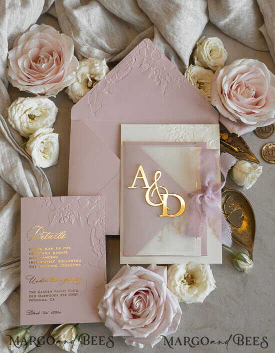 HOCHZEITS EINLADUNGEN geprägte Einladungen Rosenquarz Hochzeits Einladung mit chiffon zerrissenem Bogen und spiegelgoldenem Monogramm, Pergamentverpackung Goldene Elegante Rosen Flieder Hochzeits Einladung mit 3D prägten Blumen. 01/FMNchMN/z25