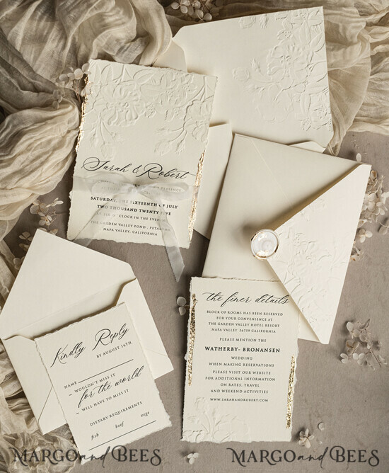 HOCHZEITS EINLADUNGEN geprägte Einladungen Fein kunstgeprägte blinde Elfenbein Gold Hochzeitskarte, goldene geprägte Rosen florale Hochzeitskarte, Boho Ecru geprägte Einladungskollektion, Baumwollpapier Hochzeitskarte Sammlung, gezackte Einladungen, gerissene Kanten Hochzeitskarten golden. 01/emB/z
