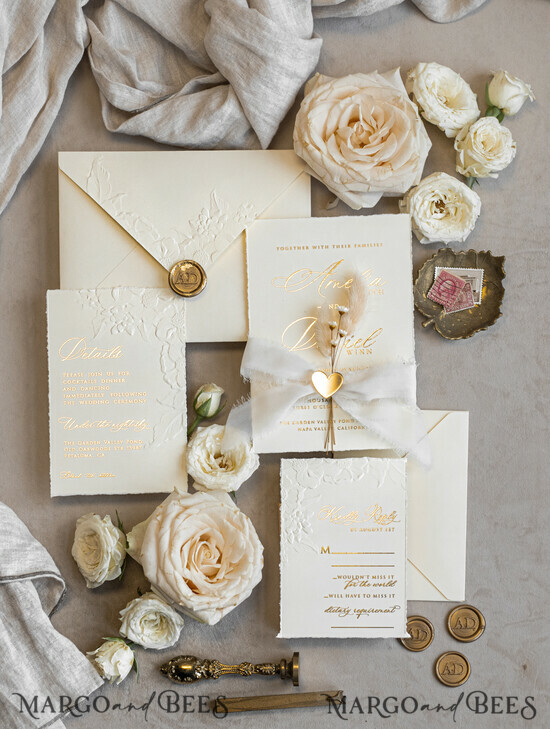 HOCHZEITS EINLADUNGEN geprägte Einladungen Feine Kunst geprägte blinde Elfenbein-Gold-Hochzeitskarte, goldene prägte florale Hochzeitskarte, Boho Ecru geprägte Einladungskollektion, Hochzeitseinladungskollektion aus Baumwollpapier mit Spiegelherz 01/em3DRW/z