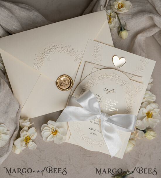 HOCHZEITS EINLADUNGEN geprägte Einladungen Feine Kunst geprägte blindes Elfenbein Gold Hochzeitskarte, goldene geprägte Rosen florale Hochzeitskarte, Boho Ecru geprägte Einladungskarte, Baumwollpapier Hochzeitskarte, mit zackigen Rändern Einladungen, abgerissene Ränder Hochzeitskarten gold. 01/emB/z