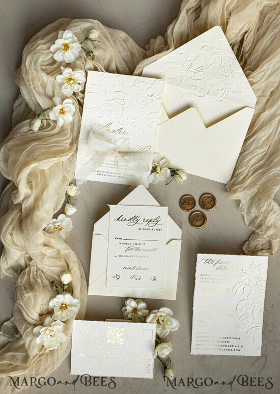 HOCHZEITS EINLADUNGEN geprägte Einladungen Fein Kunst Präge Elfenbein Gold Hochzeits Einladung mit getrockneten Blumen und zerrissenem Chiffonband, Goldene Präge Rosen Florale Hochzeits Einladung. 01/Emrosrw/z25