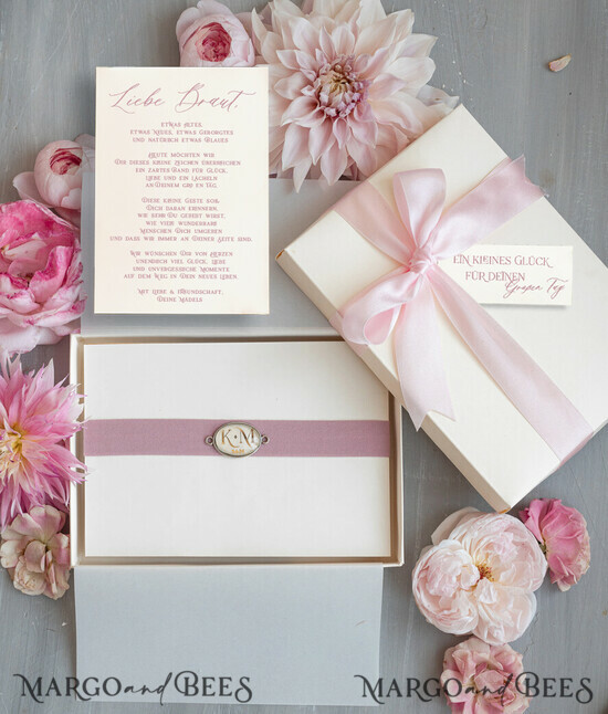 BRAUT Bolero, Kleider, Strumpfband Geschenkidee für die Braut Strumpfband Rosa Strumpfband mit den Initialen des Brautpaares und dem Hochzeitsdatum in Geschenkbox – Überraschung vom Junggesellinnenabschied 01/tmBecruR/podDE