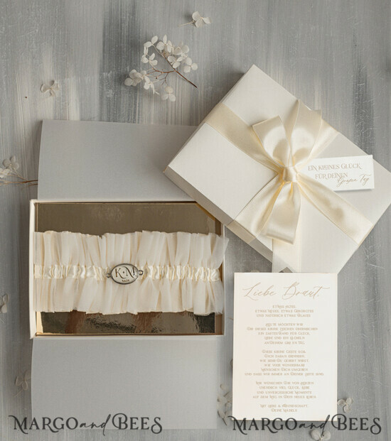 BRAUT Bolero, Kleider, Strumpfband Geschenkidee für die Braut Strumpfband Strumpfband mit den Initialen des Brautpaares und dem Hochzeitsdatum in Geschenkbox – Überraschung vom Junggesellinnenabschied 05/tmBecruE/podDE
