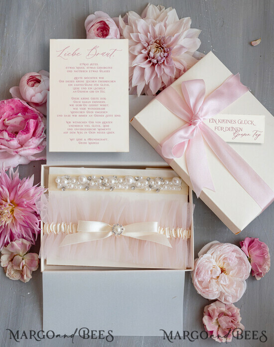 BRAUT Bolero, Kleider, Strumpfband Geschenkidee für die Braut Strumpfband Zartes Strumpfband in Blush mit Perlenstein – Geschenkset mit Karte – „Etwas Blaues“ zur Hochzeit 18/tmBecruR/podDE
