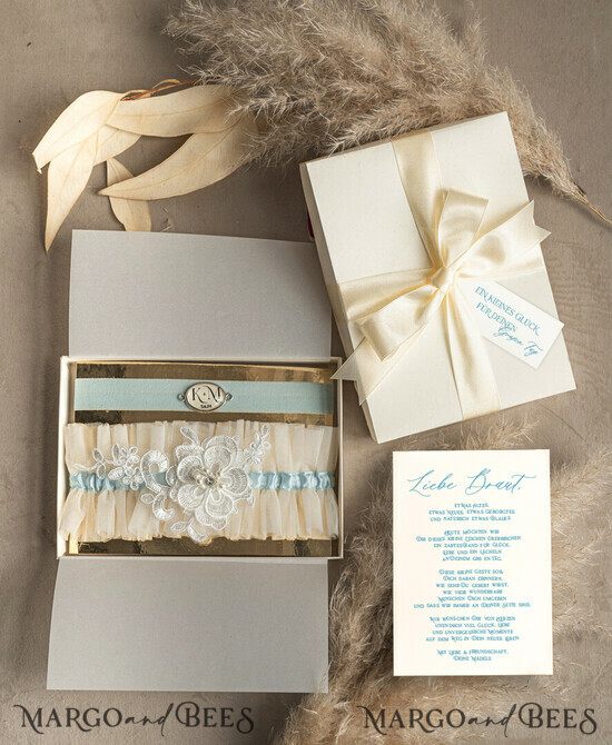 BRAUT Bolero, Kleider, Strumpfband Geschenkidee für die Braut Strumpfband Elegantes Braut-Strumpfband-Set mit blauer Spitze, Initialenband und Grußkarte in Geschenkbox 10/tmBecruB/podDE