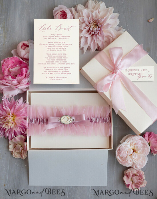 BRAUT Bolero, Kleider, Strumpfband Geschenkidee für die Braut Strumpfband Rosa Tüll-Strumpfband mit den Initialen des Brautpaares und dem Hochzeitsdatum in Geschenkbox – Überraschung vom Junggesellinnenabschied 03/tmBecruR/podDE
