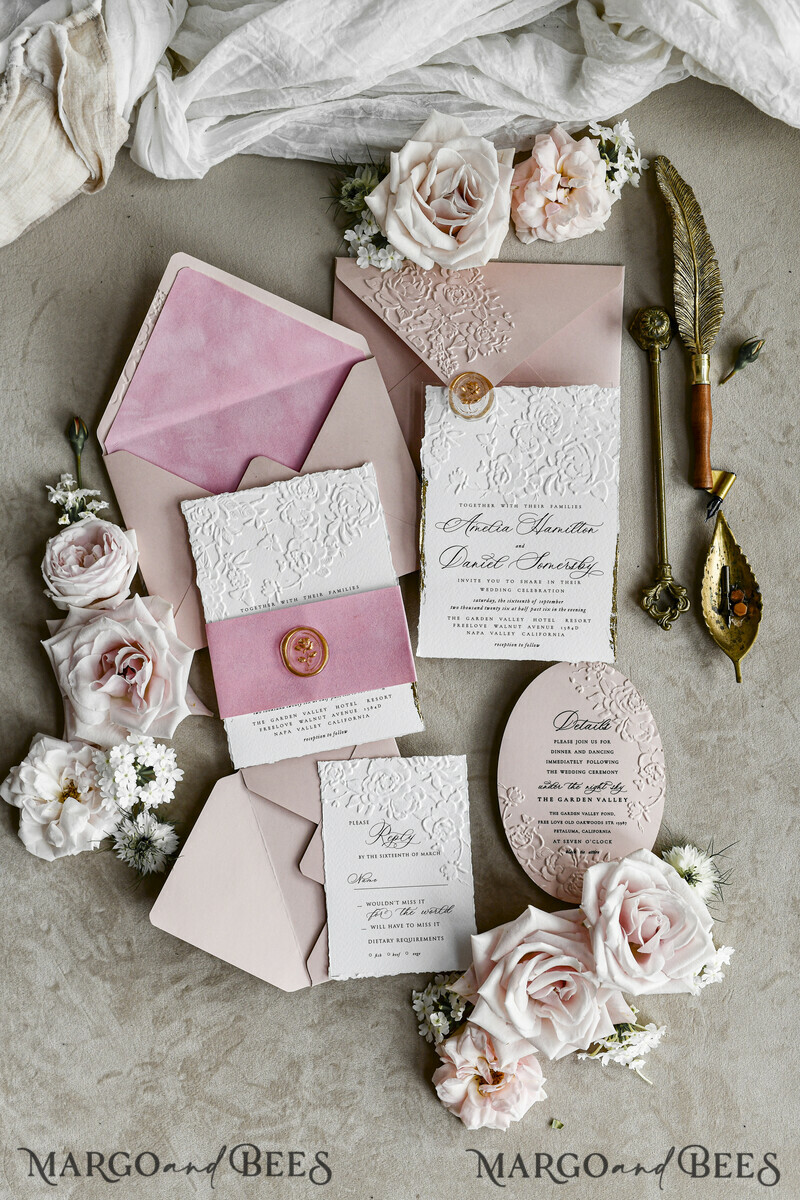 WEDDING INVITATIONS geprägte Einladungen Blush Pink Velvet Wedding Invitations – Embossed Floral Invitations with Deckled Edges, Wax Seal & Fine Art Paper