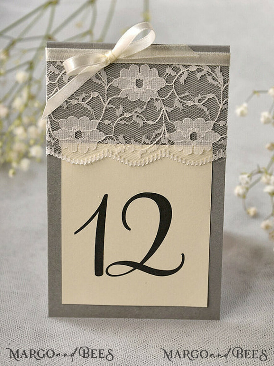 TISCHDEKORATIONSCHILDER   romantisch Romantische Hochzeitstischnummern mit Ecru-Band, individuelle Vintage-Spitzen-Tischschilder, Tischdekoration im shabby-chic Stil in Hellgrau und Elfenbein, bearbeitbare rustikale Tischnummer.
