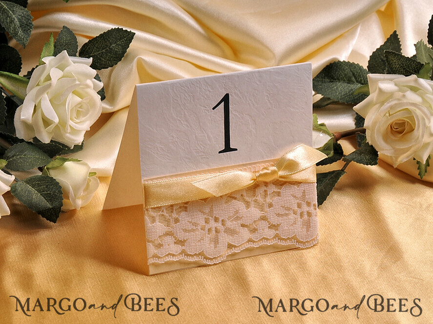 TISCHDEKORATIONSCHILDER   romantisch Romantische Tischnummern für Hochzeiten mit Ecru-Band, glamouröse Vintage-Spitzen-Tischkarten, elegante handgefertigte editierbare benutzerdefinierte Karten, einfache filigrane Hochzeitsbeschilderungen.