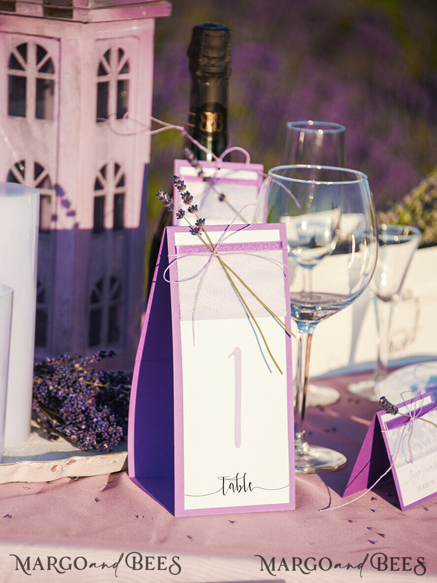 TISCHDEKORATIONSCHILDER   romantisch Zarte Flieder-Hochzeitstischkarten, elegante Hochzeitstischkarten mit Lavendel und Bast, minimalistische lila Hochzeitstischdekoration, Hochzeitssignage, bearbeitbarer Text.