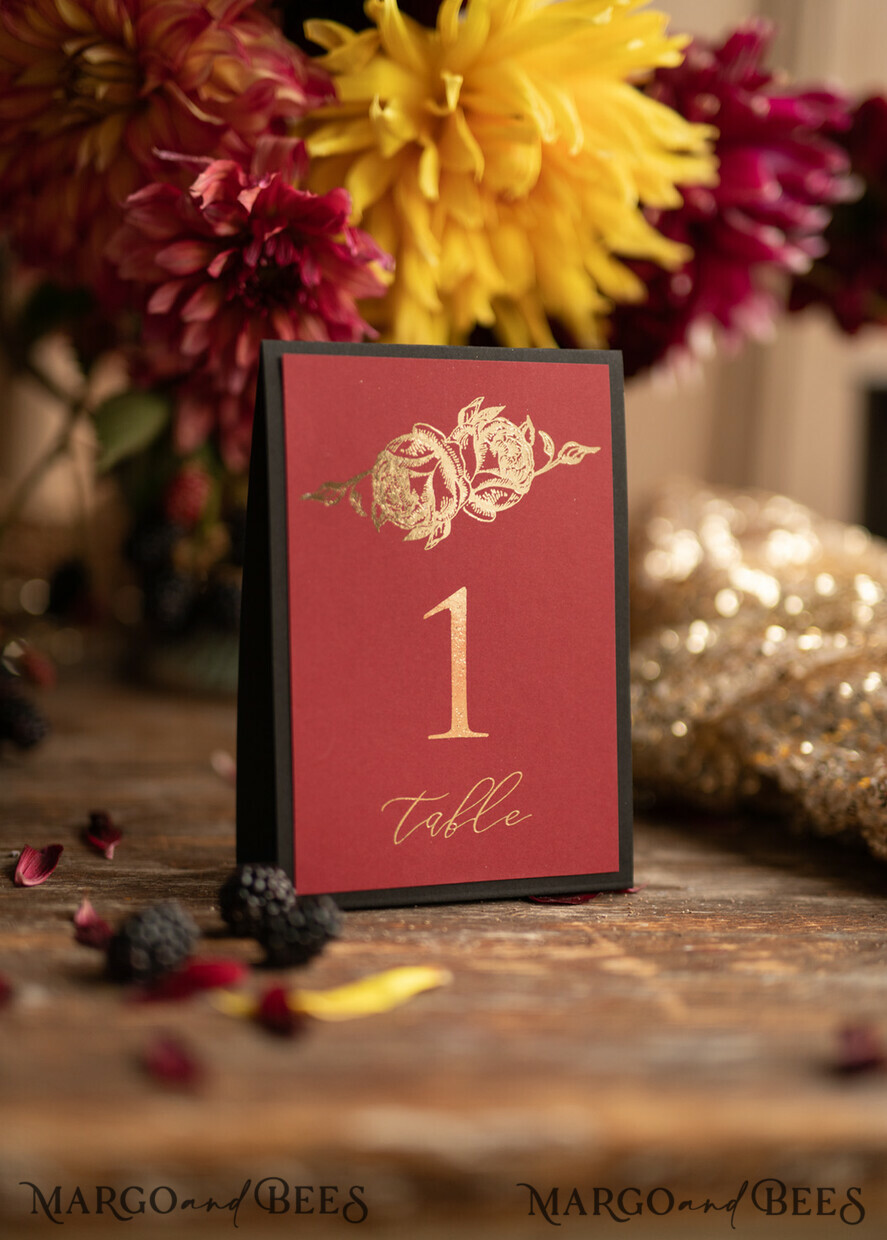TISCHDEKORATIONSCHILDER   romantisch Elegante burgunderfarbene und schwarze Hochzeitstischnummern, handgefertigte goldene Hochzeitskarten, goldene florale Boho Tischdekoration, individuelle Glamour hochzeitstischschilder in maroon.