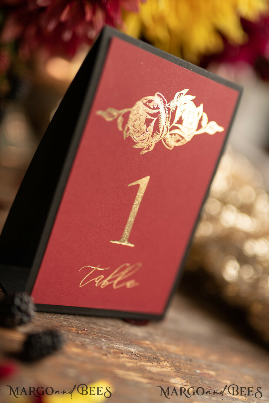 TISCHDEKORATIONSCHILDER   romantisch Elegante burgunderfarbene und schwarze Hochzeitstischnummern, handgefertigte goldene Hochzeitskarten, goldene florale Boho Tischdekoration, individuelle Glamour hochzeitstischschilder in maroon.