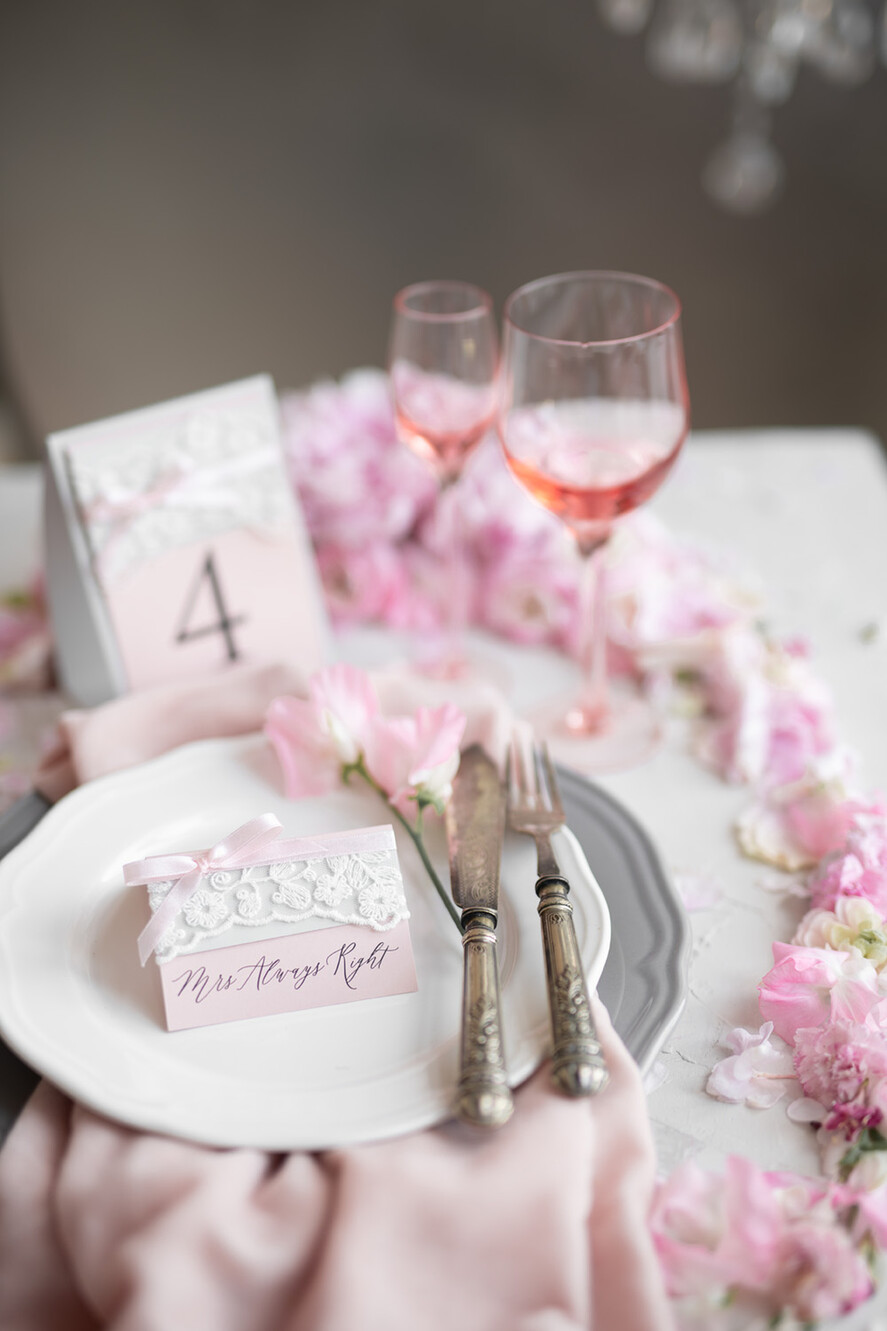 TISCHDEKORATIONSCHILDER   romantisch Romantische rustikale Hochzeitstischnummer mit pinkem Band, Vintage-Spitzen-Karten, individuell gestaltete Tischkarten, hellgraue und blassrosa Shabby-Chic Hochzeitsdekoration, bearbeitbarer Text.