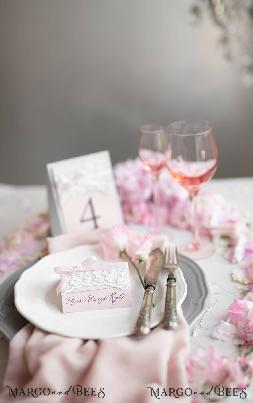 TISCHDEKORATIONSCHILDER   romantisch Romantische rustikale Hochzeitstischnummer mit pinkem Band, Vintage-Spitzen-Karten, individuell gestaltete Tischkarten, hellgraue und blassrosa Shabby-Chic Hochzeitsdekoration, bearbeitbarer Text.