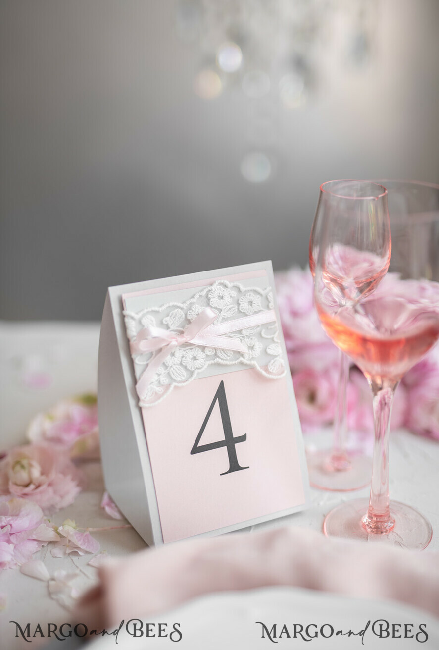 TISCHDEKORATIONSCHILDER   romantisch Romantische rustikale Hochzeitstischnummer mit pinkem Band, Vintage-Spitzen-Karten, individuell gestaltete Tischkarten, hellgraue und blassrosa Shabby-Chic Hochzeitsdekoration, bearbeitbarer Text.