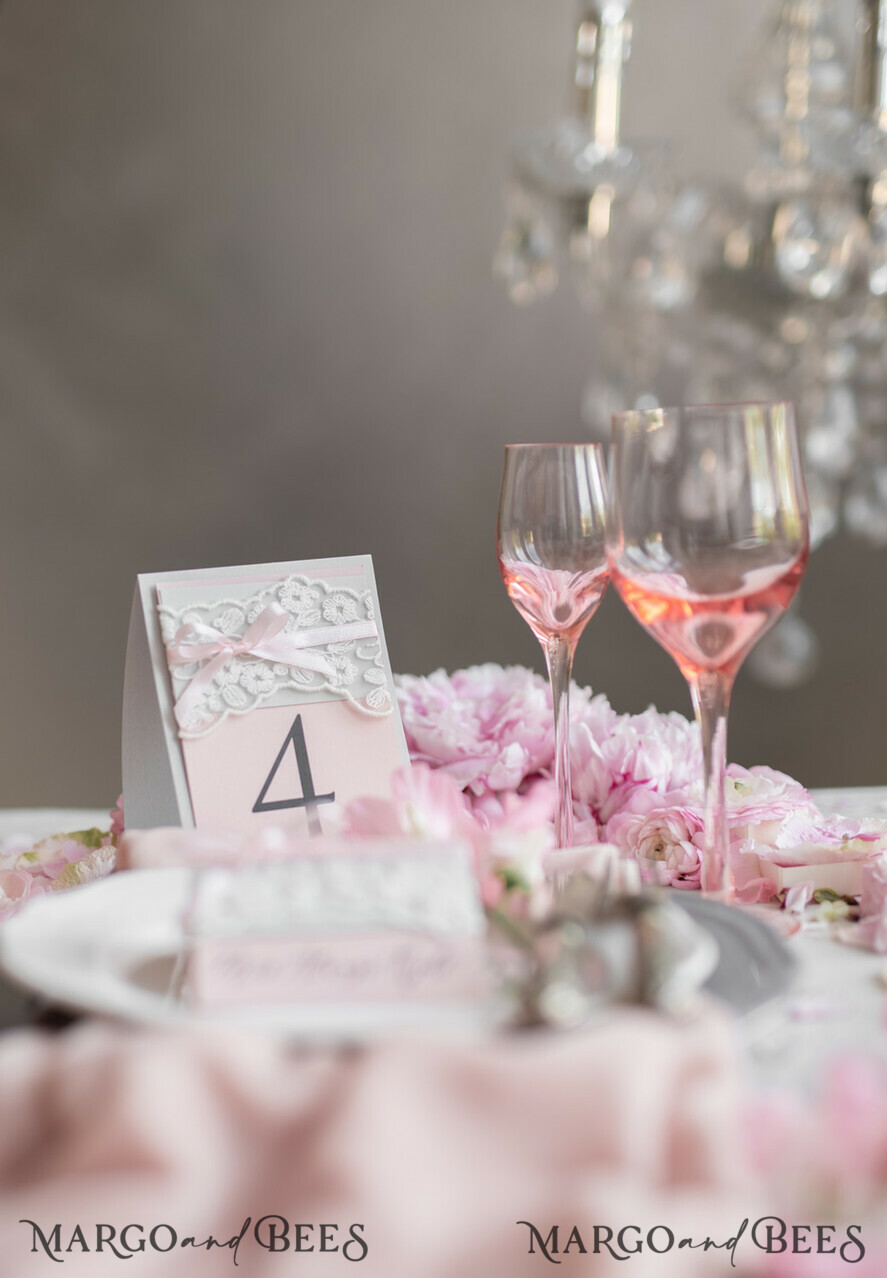 TISCHDEKORATIONSCHILDER   romantisch Romantische rustikale Hochzeitstischnummer mit pinkem Band, Vintage-Spitzen-Karten, individuell gestaltete Tischkarten, hellgraue und blassrosa Shabby-Chic Hochzeitsdekoration, bearbeitbarer Text.